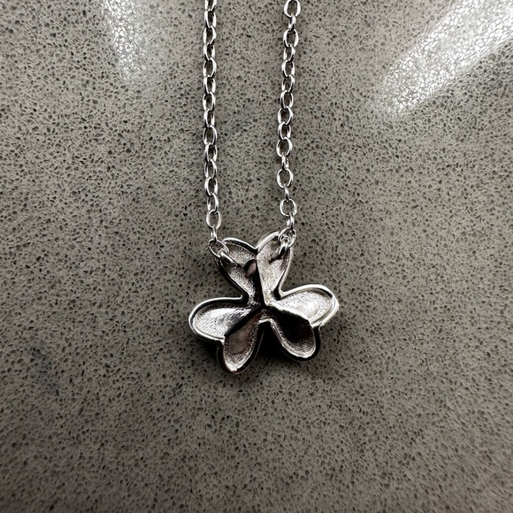 VCA inspired 18K White gold  Frivole Pendant. - Picture 5 of 8